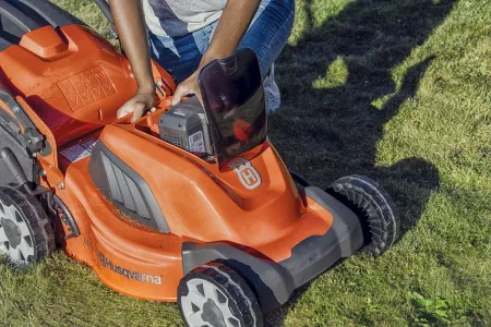 КОМПЛЕКТ: аккумуляторная газонокосилка Husqvarna LC 141iV KIT (+зарядное QC80, акб Bli20)