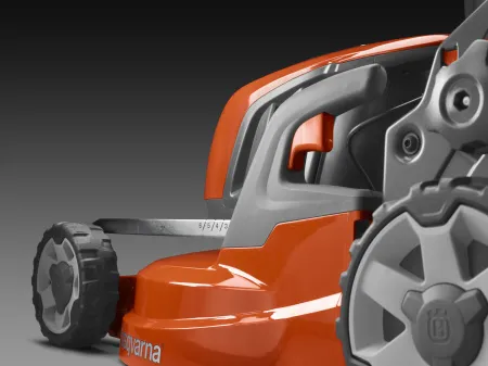 Аккумуляторная газонокосилка Husqvarna LC 347iVX